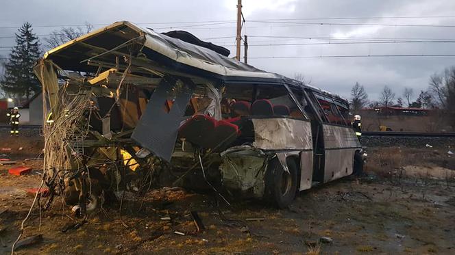 Kujawsko-pomorskie: Autobus szkolny zderzył się z pociągiem. NIE ŻYJE jedna osoba!
