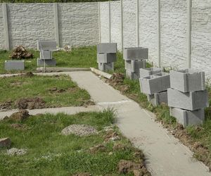 Betonowe ogrodzenie może być nowoczesne lub tradycyjne