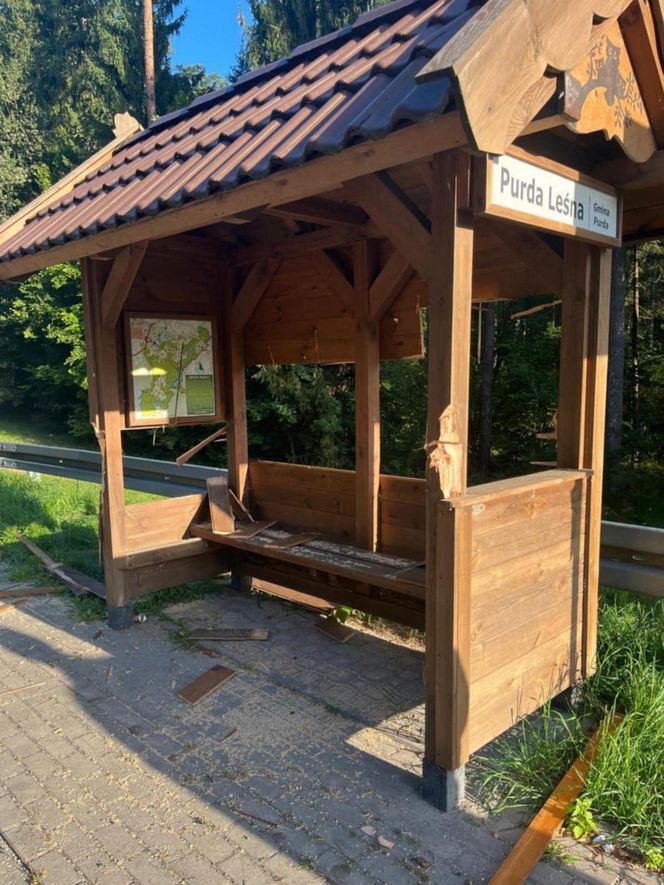 Wandale zniszczyli drewniane przystanki autobusowe