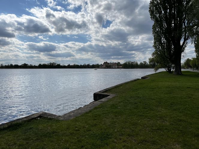  Ełk. Tłumy turystow odwiedzają to miasto. Jest największym na Mazurach