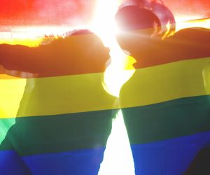 Coming out: jak to zrobić i wyjść z szafy? Poradnik dla młodzieży i dorosłych [rozmowa z ekspertem]