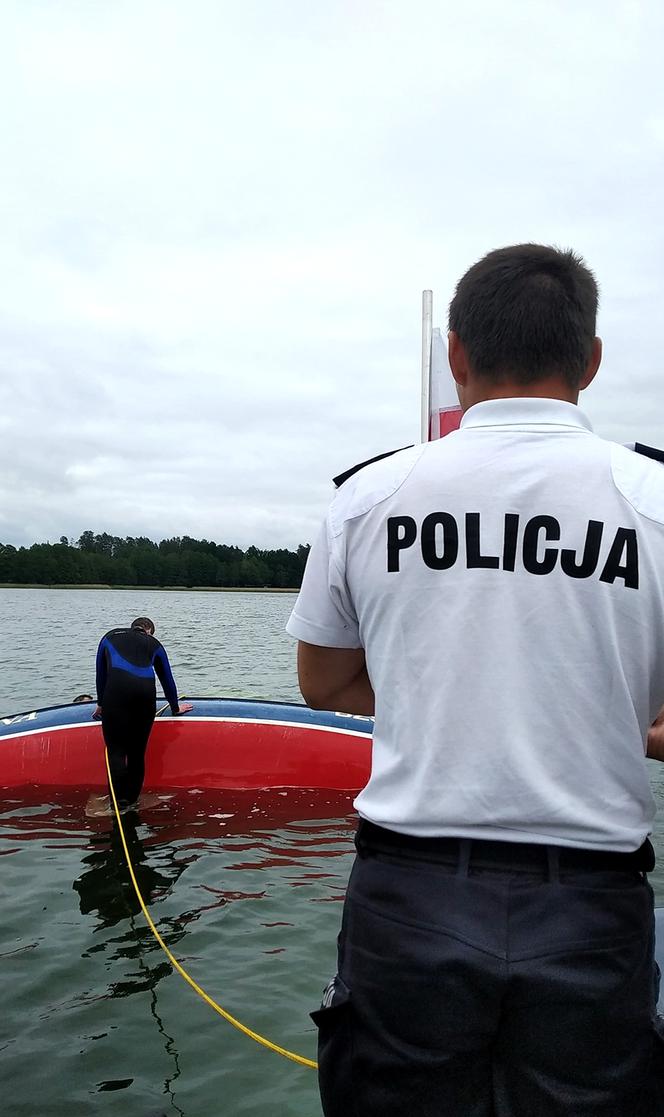 Troje żeglarzy zaliczyło wywrotkę. Akcja ratunkowa na jez. Wigry