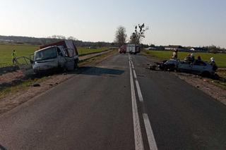 Przerażający wypadek w Gorzeniu. W wyniku zderzenia osobówki z busem do szpitala trafiło 6 osób