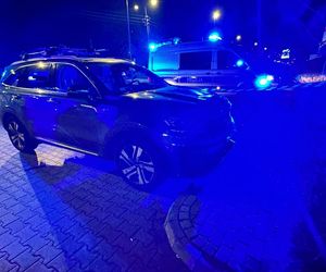 Warszawa. Auto wjechało w ogrodzenie szkoły. 8 osób rannych, w tym sześcioro dzieci