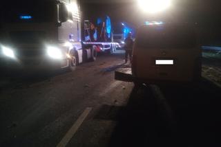 Kierowca busa wjechał w nocy w barierki na S5 pod Lesznem. Był pijany