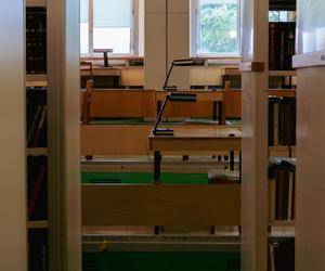 Biblioteka Uniwersytetu Opolskiego - zdjęcia. Zobacz zachowane wnętrza z lat 70.