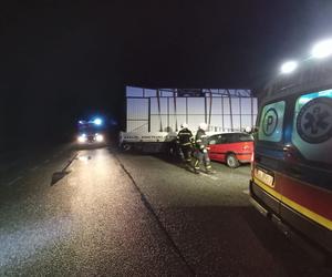 Wypadek na DK 81 w Orzeszu. Osobówka wbiła się w ciężarówkę. Poszkodowana kobieta