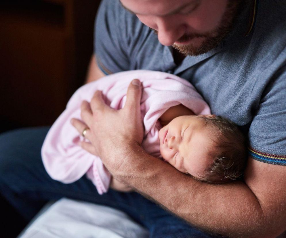 Urlop rodzicielski dla ojca. Dlaczego tata dostaje wyższy zasiłek?