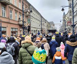 Kolorowy Orszak Trzech Króli w Łodzi. W centrum miasta pojawiło się mnóstwo osób [ZDJĘCIA]