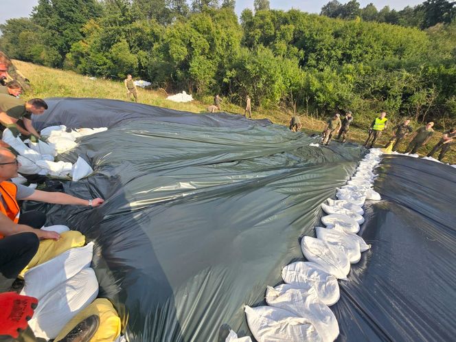 Fala powodziowa we Wrocławiu. Pod wodą są już beach bary i drogi 