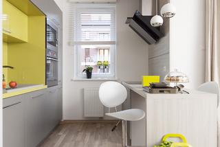 Kolor żółty w kuchni na ścianie
