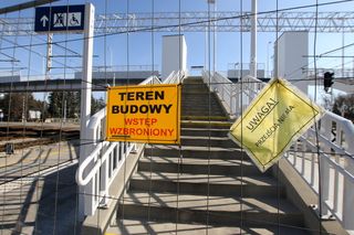 Takiego absurdu dawno nie było! Pół roku czekają na otwarcie kładki nad torami