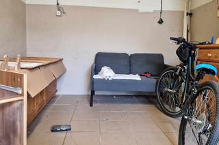 W tym garażu chce się zamieszkać! Pani Aneta zamieniła go w nowoczesną pracownię z projektorem