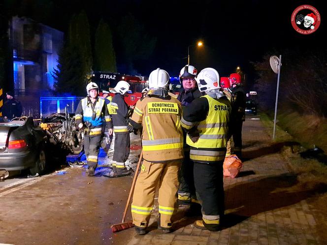 Falenty Duże.  Zderzenie auta osobowego z ogrodzeniem i slupem energetycznym