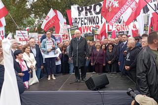 Protest PiS w Warszawie StopPatoWładzy. Macierewicz dorwał się do mikrofonu [ZAPIS RELACJI NA ŻYWO]