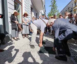 Ocalał z getta. Leon Weintraub odsłonił kamienie pamięci na ul. Włókienniczej