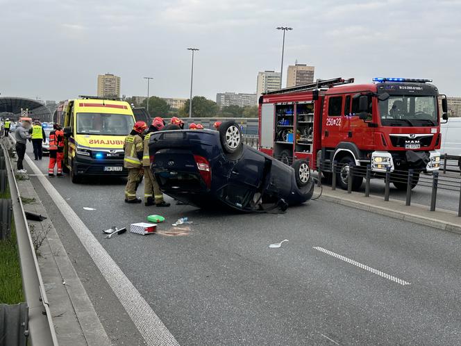 Wypadek na S8 w Warszawie, są ranni. Samochód dachował