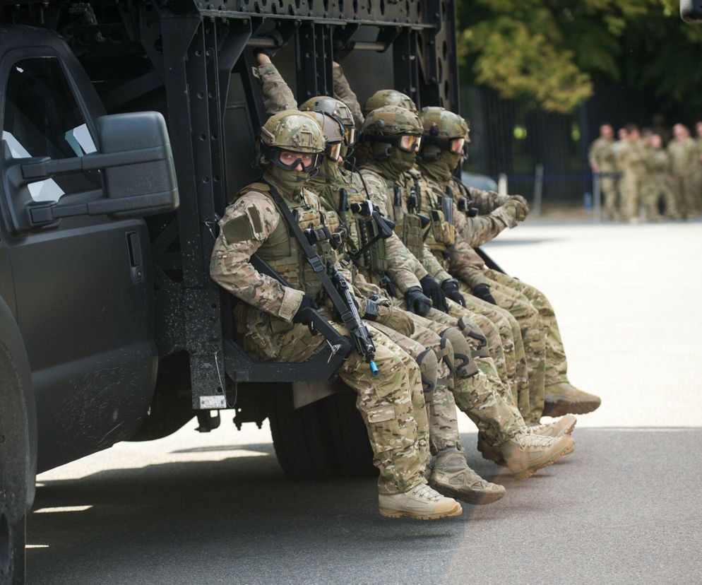 Huki, żołnierze w wojskowych pojazdach. GROM rozpoczyna ćwiczenia w Warszawie