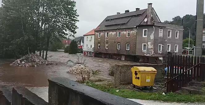 Lądek Zdrój i Stronie Śląskie zalewa woda. Dramatyczna sytuacja mieszkańców 