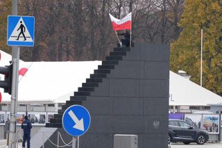 Incydent na placu Piłsudskiego w Warszawie. Mężczyzna wszedł na pomnik Ofiar Tragedii Smoleńskiej. „Zostanie w szpitalu”