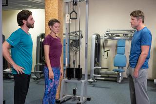 Na Wspólnej, odcinek 2791. Grzegorz (Michał Chruściel), Olaf (Maciej Brzoska), Ada (Wiktoria Wolańska)