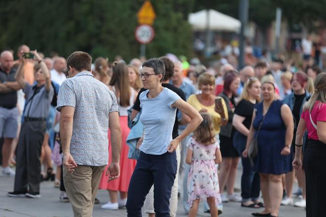 Potańcówki przed Teatrem Śląskim w Katowicach. "Roztańczony Wyspiański" porwał tłumy