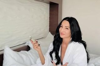 Justyna Steczkowska chwali się nagraniem z łóżka. Jej ciało zakrywa tylko szlafrok!