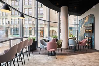 Kiedyś biura, dziś luksusowe pokoje. Metamorfoza biurowca w hotel Focus Premium w centrum Wrocławia