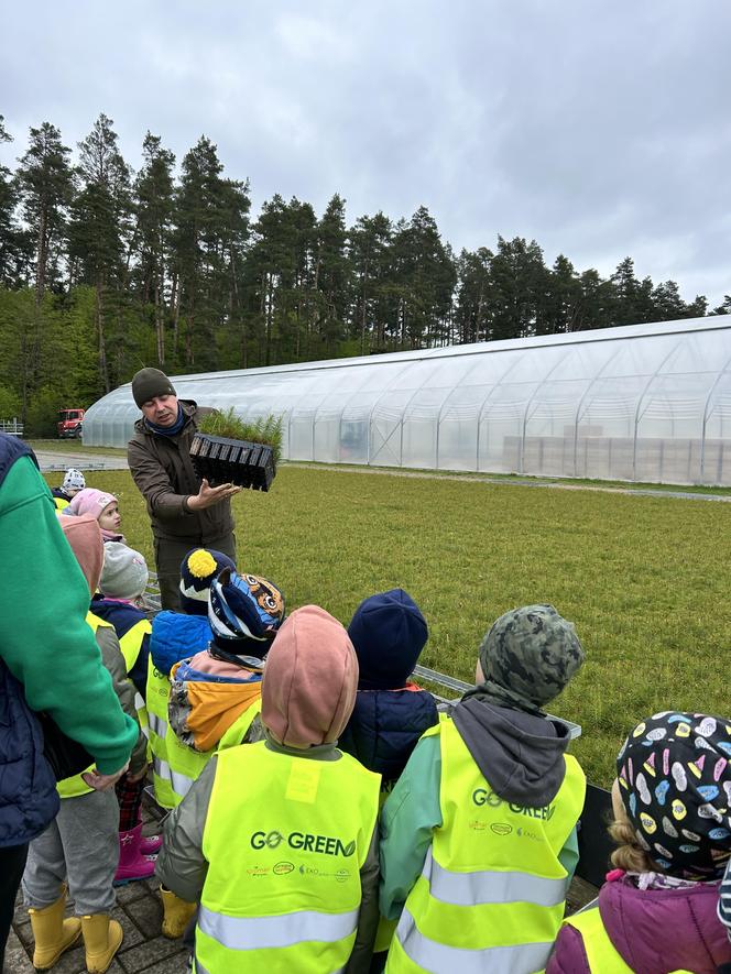 Dzieci posprzątały las i miały lekcję ekologii w terenie. Pomogła firma z Iławy