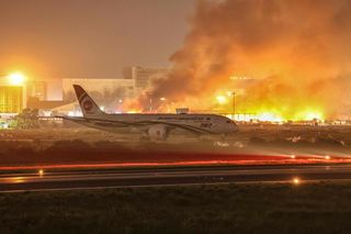 Gigantyczny pożar sparaliżował lotnisko! Chaos i straty liczone w milionach
