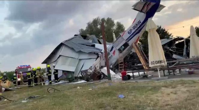 Katastrofa samolotu, spadł na hangar pełen ludzi pod Nowym Dworem Mazowieckim! Są ofiary