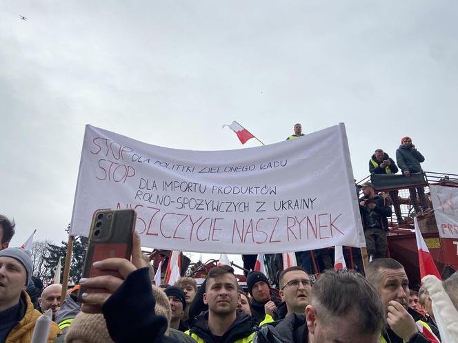 Protest rolników we Wrocławiu. Strajk wymyka się spod kontroli. Urząd Wojewódzki obrzucany jajkami