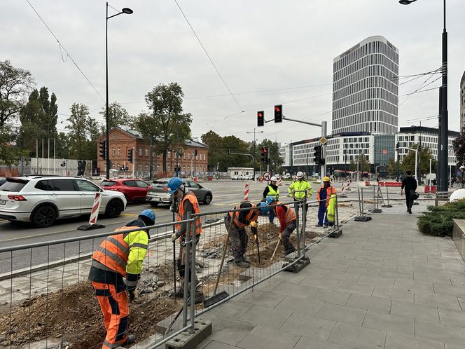 Budowa drogi rowerowej na ul. Puławskiej w Warszawie obok dawnego kina „Moskwa”