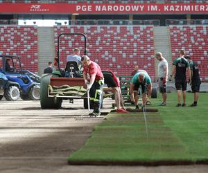 Rozkładanie murawy na Stadionie Narodowym