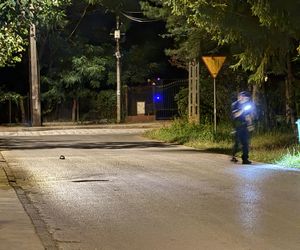 Nocny pościg na Białołęce. Samochodem huknął w drzewo, uciekając zgubił klapki