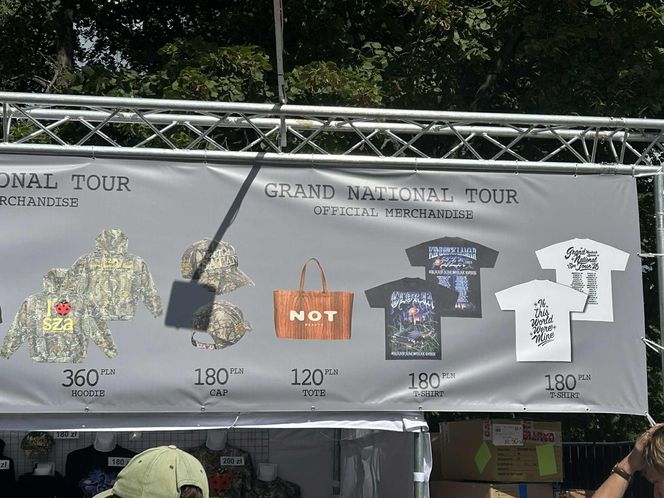 Ceny merchu na koncercie Kendricka Lamara. Tyle trzeba zapłacić za koszulki, bluzy i inne gadżety