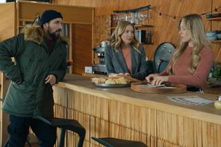 Barwy szczęścia odc. 3015. Renata (Anna Mrozowska), Dominika (Karolina Chapko), Marcin Kodur (Oskar Stoczyński)