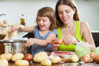 WYCHOWANIE DZIECKA: prawie połowa matek w Polsce nie uczy dzieci samodzielności, dziecko, jedzenie, kuchnia 
