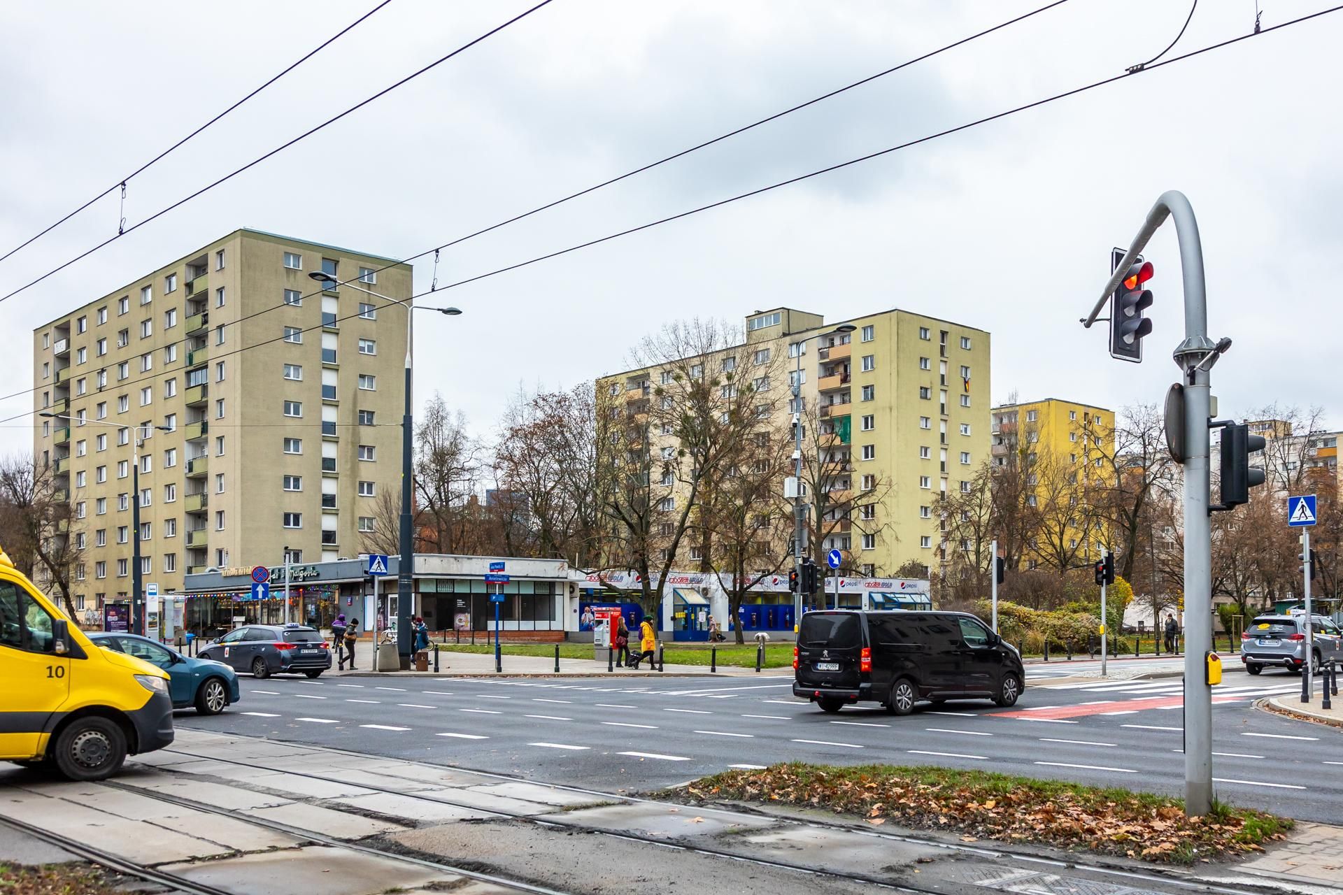 Miejsce po zdemontowanym stelażu reklamowym na rogu ul. Anielewicza i al. Jana Pawła II w Warszawie