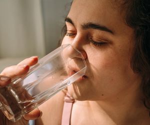 To nie ilość wody się liczy! Klucz tkwi w jednym szczególe. Zobacz, jak pić, żeby naprawdę schudnąć