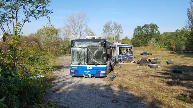 Tak wygląda autobus po wybuchu bomby, którą chciał stworzyć Paweł R. Prokurator: Brak słów, by to opisać [WIDEO, GALERIA, AUDIO]