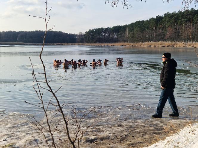 Lodowata woda im niestraszna! Za nami kolejne morsowanie w Pieckach pod Bydgoszczą