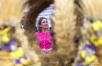 Marta Nawrocka w różu zachwyca na dożynkach! Wiemy, kto wygrał konkurs na najpiękniejszy wieniec