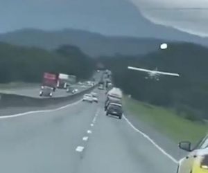 Samolot lądował na zatłoczonej trasie między autami! Wideo mrozi krew w żyłach