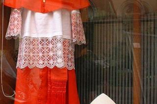 Rzym: krawcy mają problem z materiałem na szaty kardynalskie
