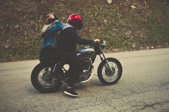  Wsiedli na motor bez kasku i zginęli