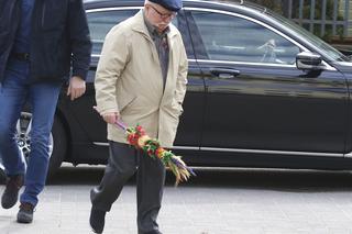 Lech Wałęsa z palemką na mszy w kościele
