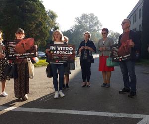 IN VITRO = SIĘ ABORCJA. Pikieta przed Urzędem Miejskim w Starachowicach