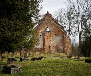 Malutka wieś powstała w XIV wieku. Skrywa ruiny gotyckiej świątyni