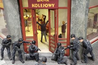 Zdjęcie z misiem z Krupówek możesz zrobić również w Kolejkowie. Zobacz nowe elementy wystawy